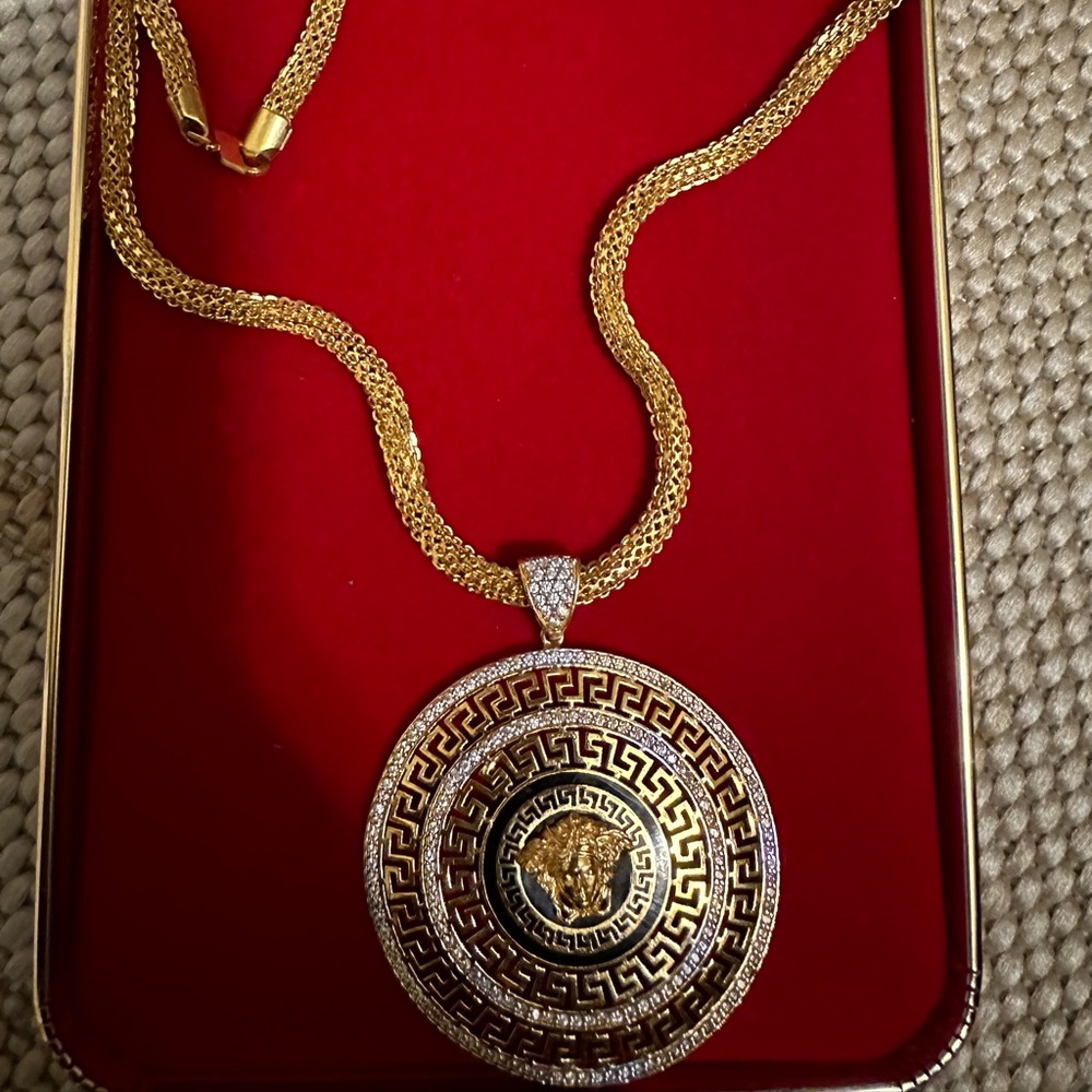 Chain is 22k solid good and pendant is 21k gold